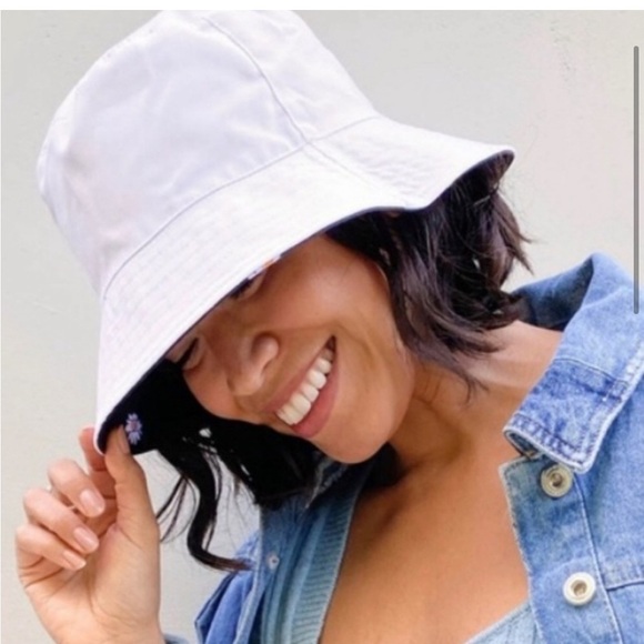 ALICE + OLIVIA Reversible Daisy Bucket Hat - Picture 3 of 12